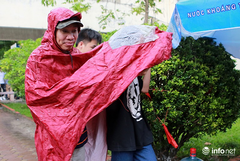 Phụ huynh đội mưa đứng chờ con ngoài phòng thi - ảnh 3