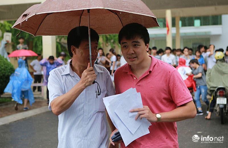 Phụ huynh đội mưa đứng chờ con ngoài phòng thi - ảnh 4