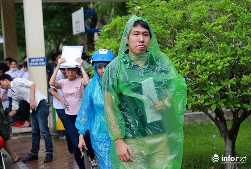 Phụ huynh đội mưa đứng chờ con ngoài phòng thi - ảnh 5