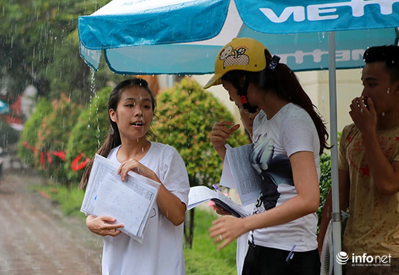 Phụ huynh đội mưa đứng chờ con ngoài phòng thi - ảnh 6