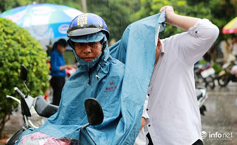 Phụ huynh đội mưa đứng chờ con ngoài phòng thi - ảnh 10