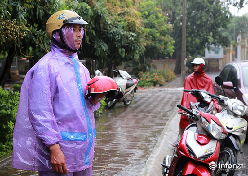 Phụ huynh đội mưa đứng chờ con ngoài phòng thi - ảnh 8