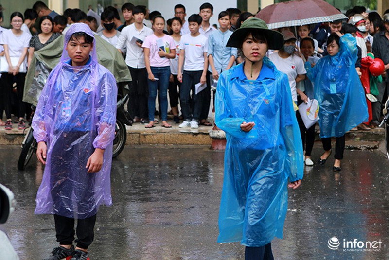 Phụ huynh đội mưa đứng chờ con ngoài phòng thi - ảnh 9