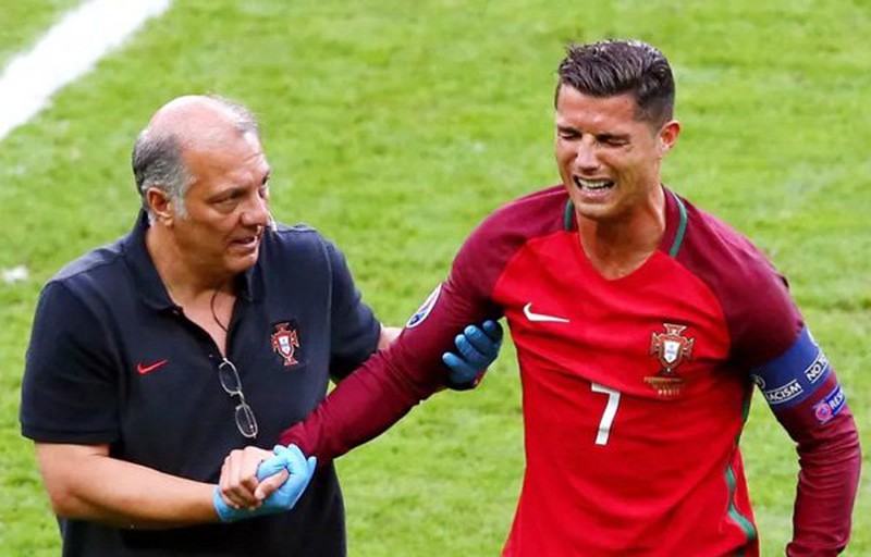 Nước mắt Ronaldo liên tục rơi trên sân Stade de France, Bồ Đào Nha vô địch - ảnh 1