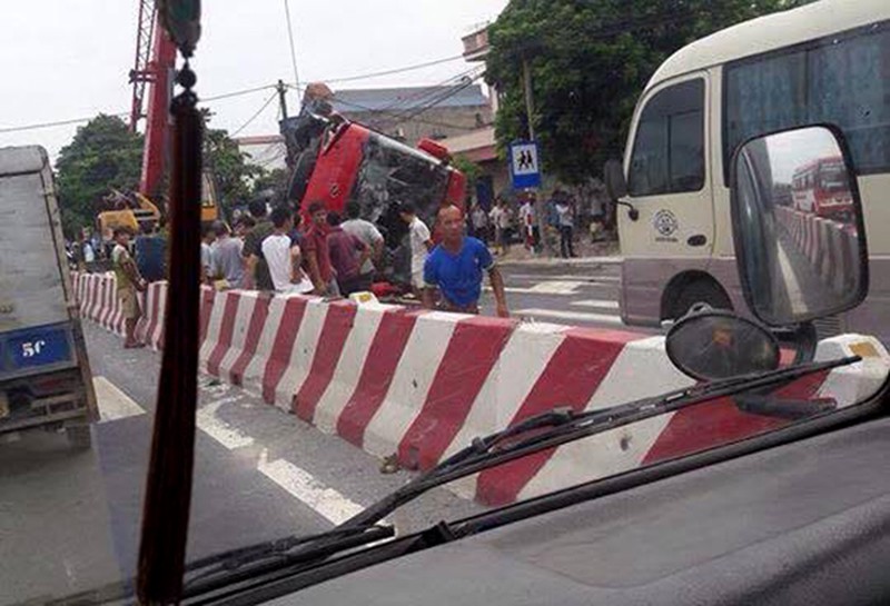 Lật xe khách, 2 người đi xe máy tử vong - ảnh 1