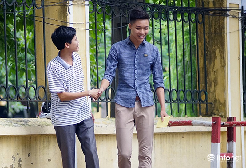 Thí sinh mang chổi, bao tải, thúng đi thi Đại học - ảnh 10