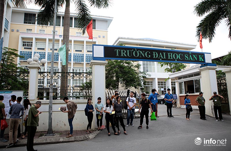 Thí sinh mang chổi, bao tải, thúng đi thi Đại học - ảnh 1