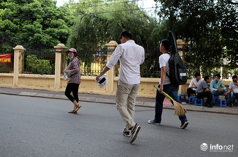 Thí sinh mang chổi, bao tải, thúng đi thi Đại học - ảnh 2