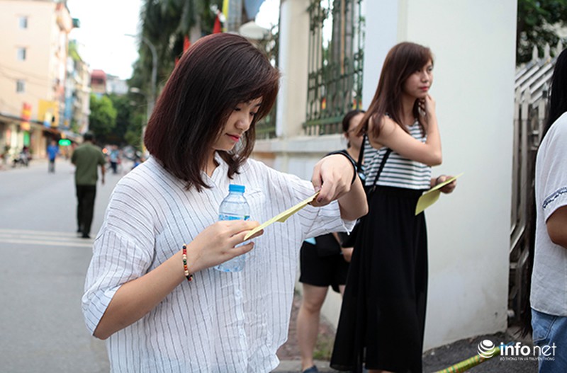 Thí sinh mang chổi, bao tải, thúng đi thi Đại học - ảnh 3