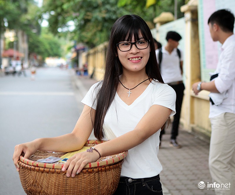 Thí sinh mang chổi, bao tải, thúng đi thi Đại học - ảnh 6