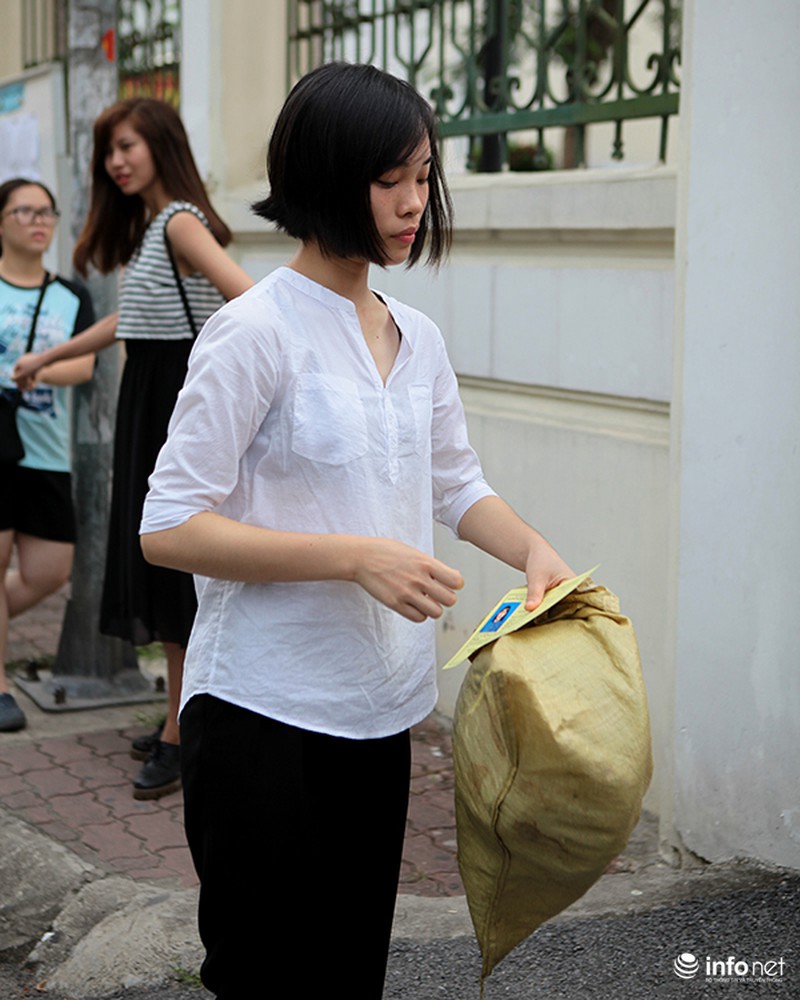 Thí sinh mang chổi, bao tải, thúng đi thi Đại học - ảnh 7