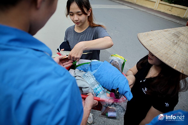 Thí sinh mang chổi, bao tải, thúng đi thi Đại học - ảnh 8