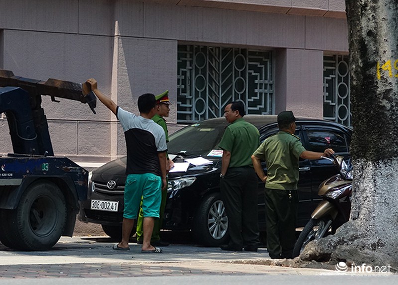 Xử phạt xe dán phù hiệu công an đỗ trên vỉa hè - ảnh 1