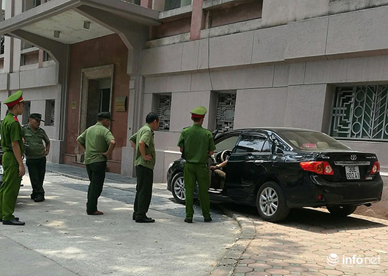 Xử phạt xe dán phù hiệu công an đỗ trên vỉa hè - ảnh 2