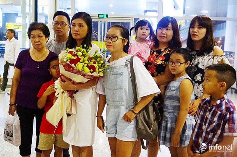 Hoàng Xuân Vinh ôm chặt vợ giữa vòng vây của người hâm mộ - ảnh 1