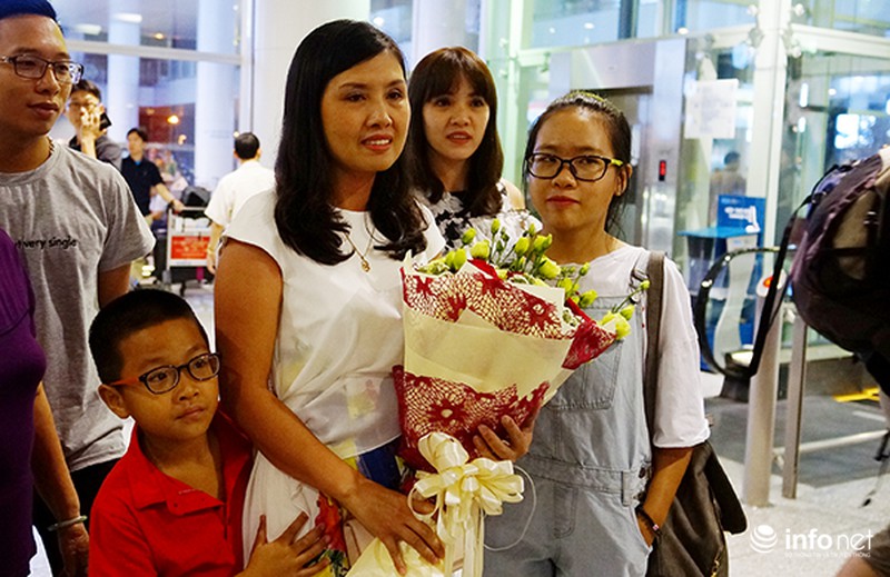 Hoàng Xuân Vinh ôm chặt vợ giữa vòng vây của người hâm mộ - ảnh 2