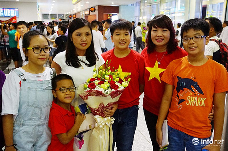 Hoàng Xuân Vinh ôm chặt vợ giữa vòng vây của người hâm mộ - ảnh 3