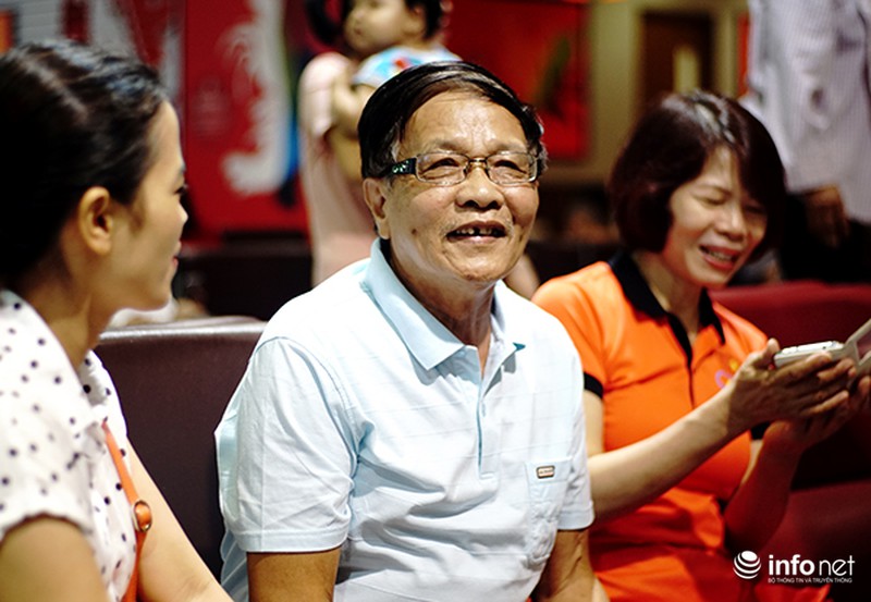 Hoàng Xuân Vinh ôm chặt vợ giữa vòng vây của người hâm mộ - ảnh 4