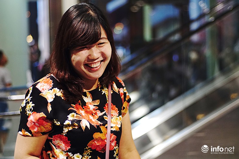 Hoàng Xuân Vinh ôm chặt vợ giữa vòng vây của người hâm mộ - ảnh 5