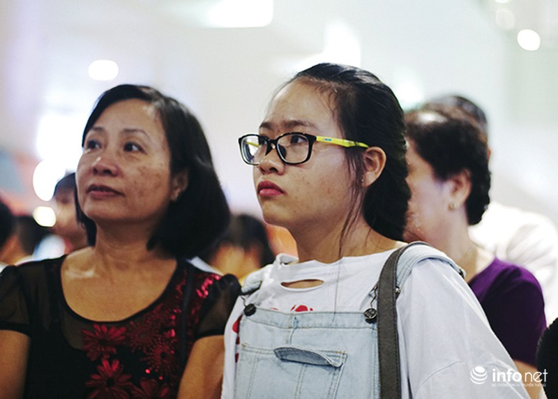 Hoàng Xuân Vinh ôm chặt vợ giữa vòng vây của người hâm mộ - ảnh 6