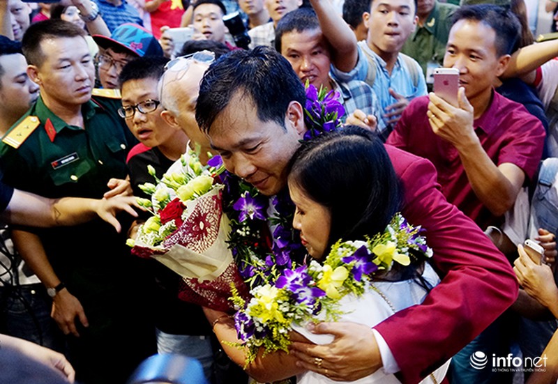 Hoàng Xuân Vinh ôm chặt vợ giữa vòng vây của người hâm mộ - ảnh 7