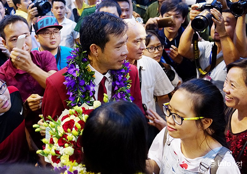 Hoàng Xuân Vinh ôm chặt vợ giữa vòng vây của người hâm mộ - ảnh 8