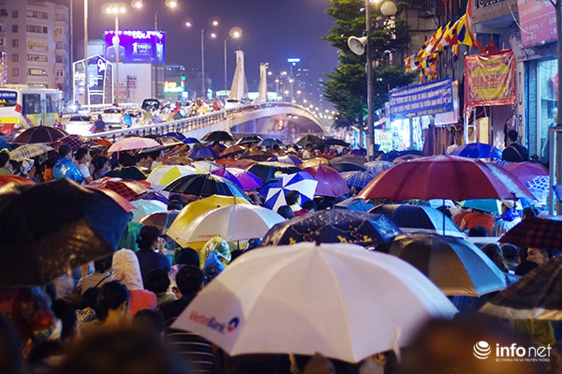 Hàng nghìn người đội mưa nghe giảng kinh Vu Lan ở chùa Phúc Khánh - ảnh 2