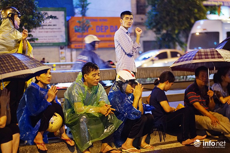 Hàng nghìn người đội mưa nghe giảng kinh Vu Lan ở chùa Phúc Khánh - ảnh 3