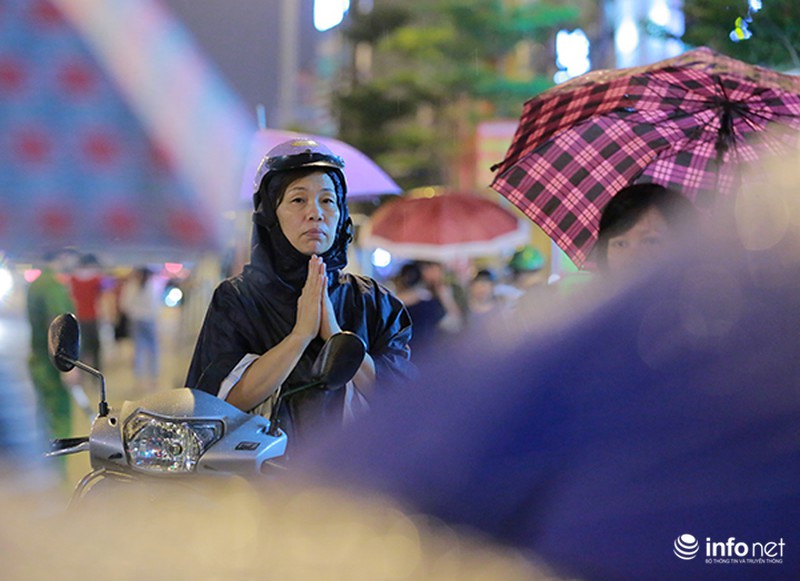 Hàng nghìn người đội mưa nghe giảng kinh Vu Lan ở chùa Phúc Khánh - ảnh 4