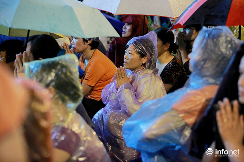 Hàng nghìn người đội mưa nghe giảng kinh Vu Lan ở chùa Phúc Khánh - ảnh 5