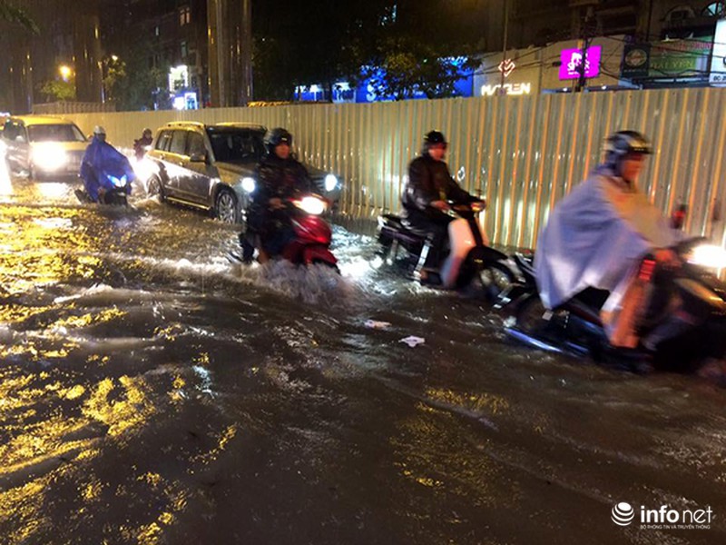 Vừa mưa lớn do bão số 3, Hà Nội nhiều nơi đã ngập trong biển nước - ảnh 7