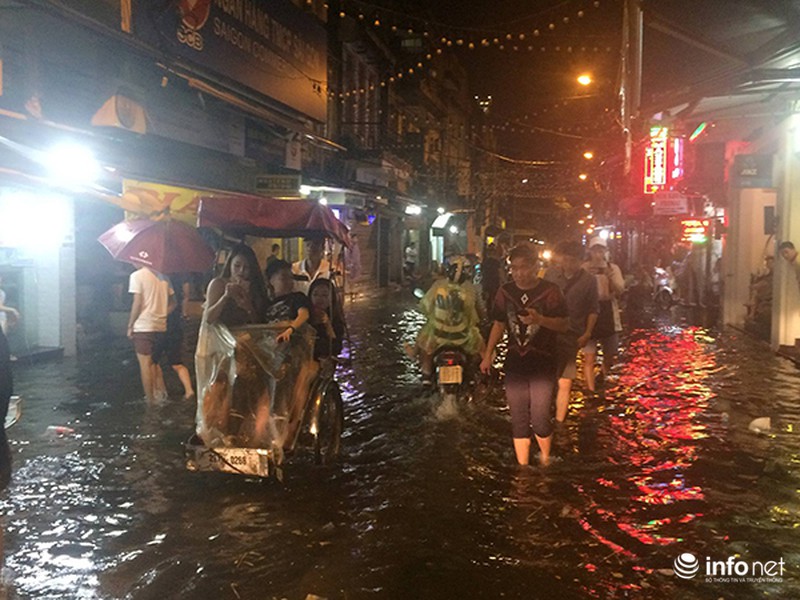 Phố cổ Hà Nội biến thành sông sau cơn mưa lớn - ảnh 1