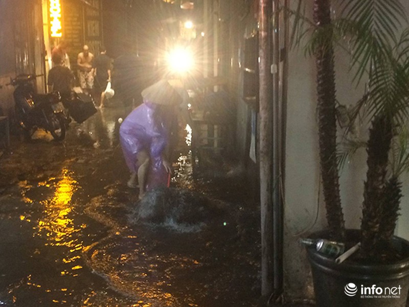 Phố cổ Hà Nội biến thành sông sau cơn mưa lớn - ảnh 2