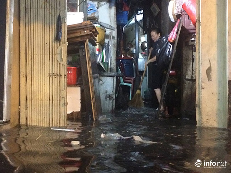 Phố cổ Hà Nội biến thành sông sau cơn mưa lớn - ảnh 4