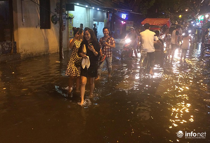 Phố cổ Hà Nội biến thành sông sau cơn mưa lớn - ảnh 5
