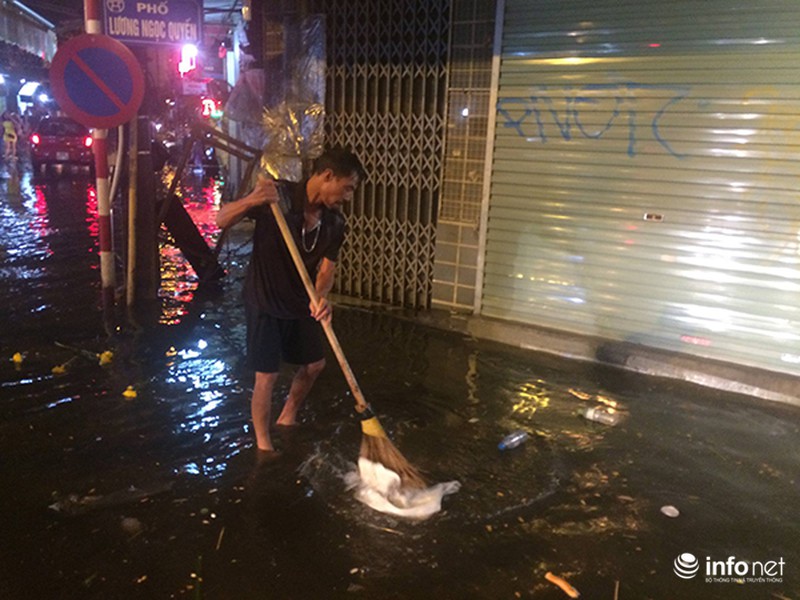 Phố cổ Hà Nội biến thành sông sau cơn mưa lớn - ảnh 7