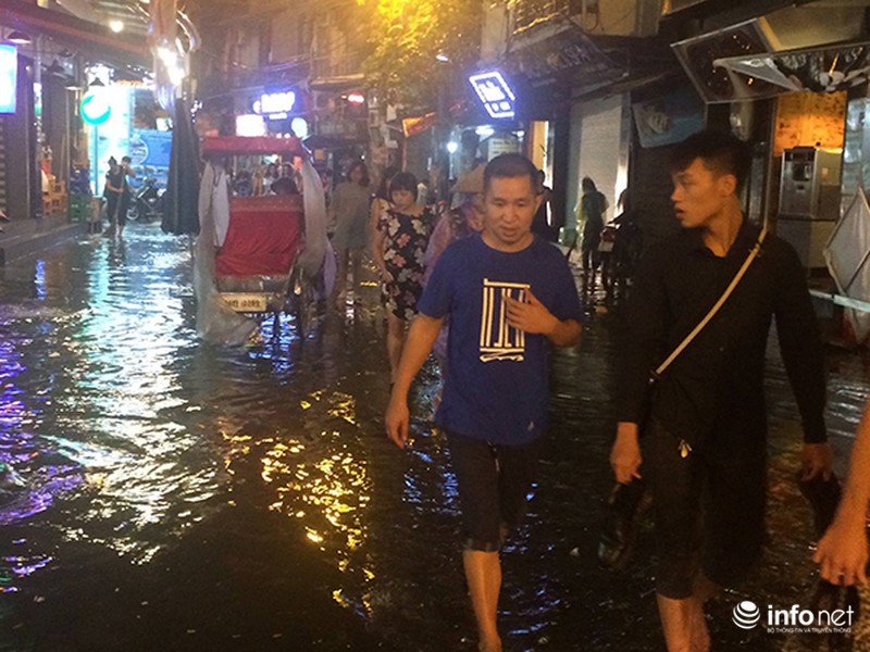 Phố cổ Hà Nội biến thành sông sau cơn mưa lớn - ảnh 9