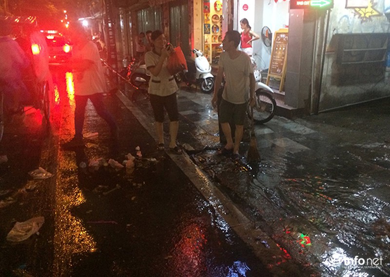 Phố cổ Hà Nội biến thành sông sau cơn mưa lớn - ảnh 8