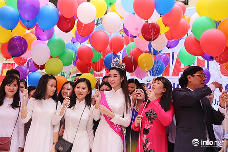 Á hậu, Hoa hậu Việt Nam đua sắc với nữ sinh trong ngày khai giảng - ảnh 3