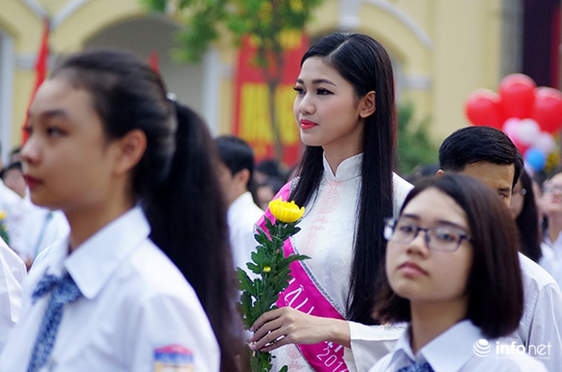 Á hậu, Hoa hậu Việt Nam đua sắc với nữ sinh trong ngày khai giảng - ảnh 4