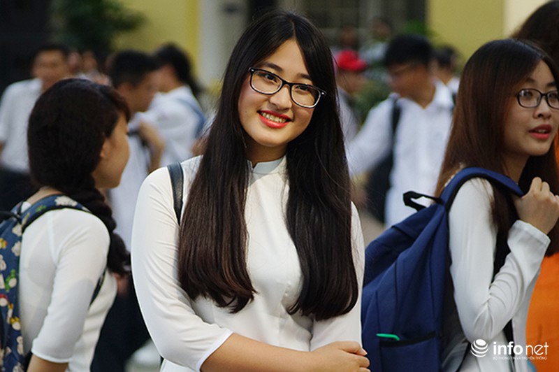 Á hậu, Hoa hậu Việt Nam đua sắc với nữ sinh trong ngày khai giảng - ảnh 7