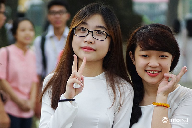 Á hậu, Hoa hậu Việt Nam đua sắc với nữ sinh trong ngày khai giảng - ảnh 9