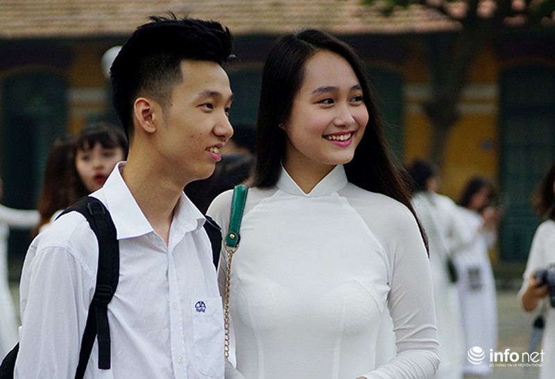Á hậu, Hoa hậu Việt Nam đua sắc với nữ sinh trong ngày khai giảng - ảnh 10