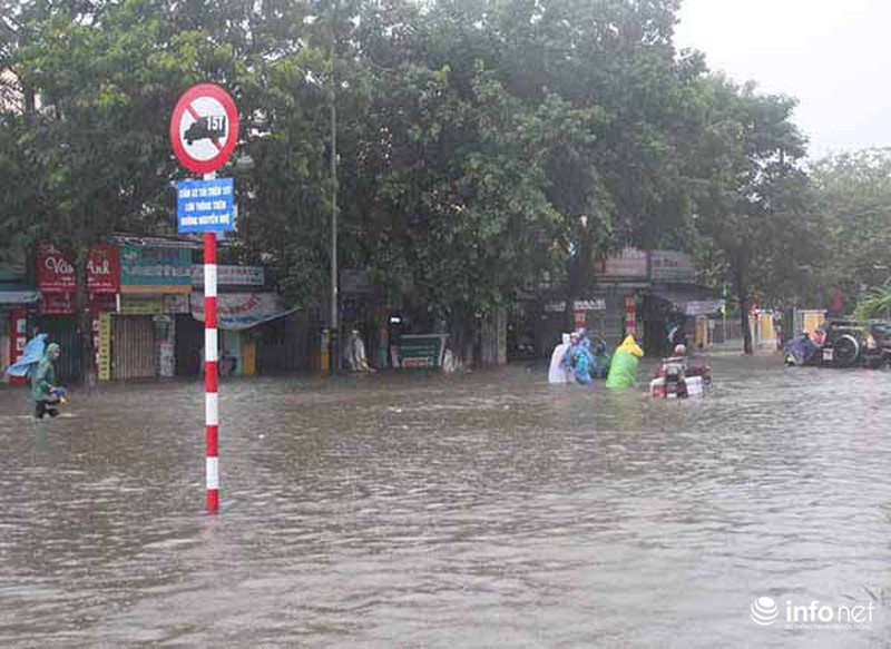 Những hình ảnh Huế chìm trong biển nước sau cơn mưa lớn - ảnh 1