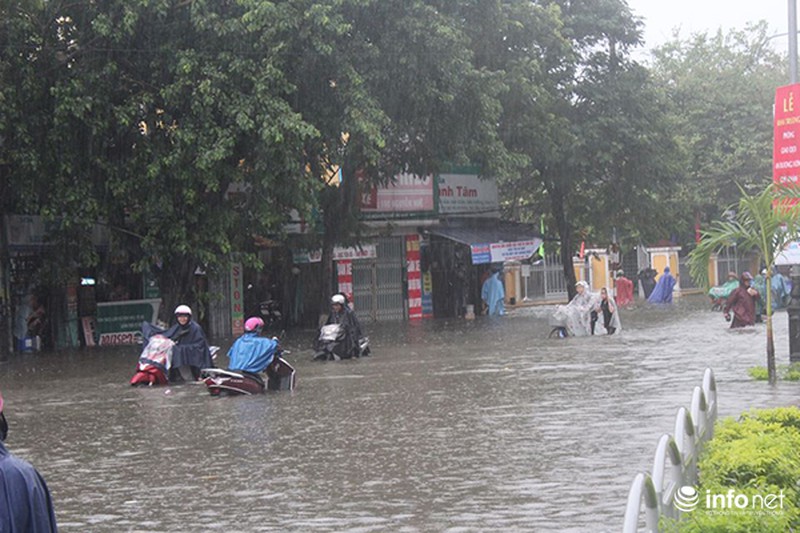 Những hình ảnh Huế chìm trong biển nước sau cơn mưa lớn - ảnh 2