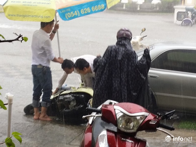 Những hình ảnh Huế chìm trong biển nước sau cơn mưa lớn - ảnh 6
