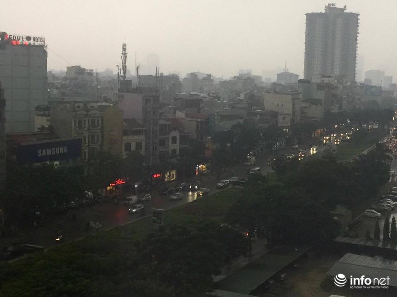 Hà Nội: Gần 10h sáng, người đi đường vẫn phải bật đèn pha - ảnh 1