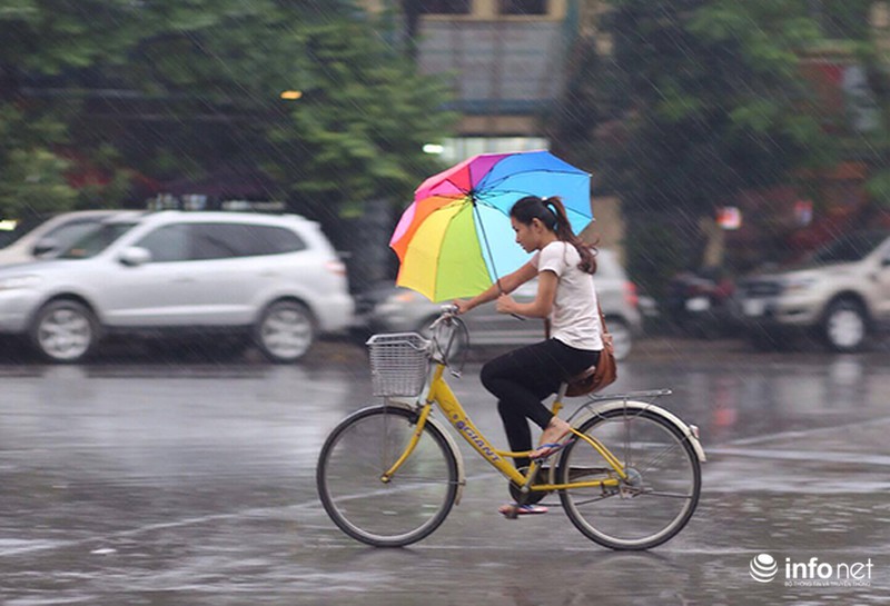 Hà Nội: Gần 10h sáng, người đi đường vẫn phải bật đèn pha - ảnh 2