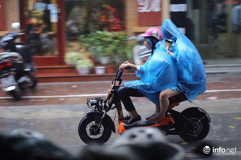 Hà Nội: Gần 10h sáng, người đi đường vẫn phải bật đèn pha - ảnh 6