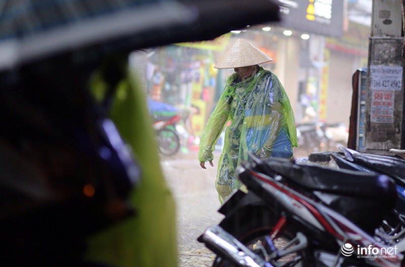 Hà Nội: Gần 10h sáng, người đi đường vẫn phải bật đèn pha - ảnh 8